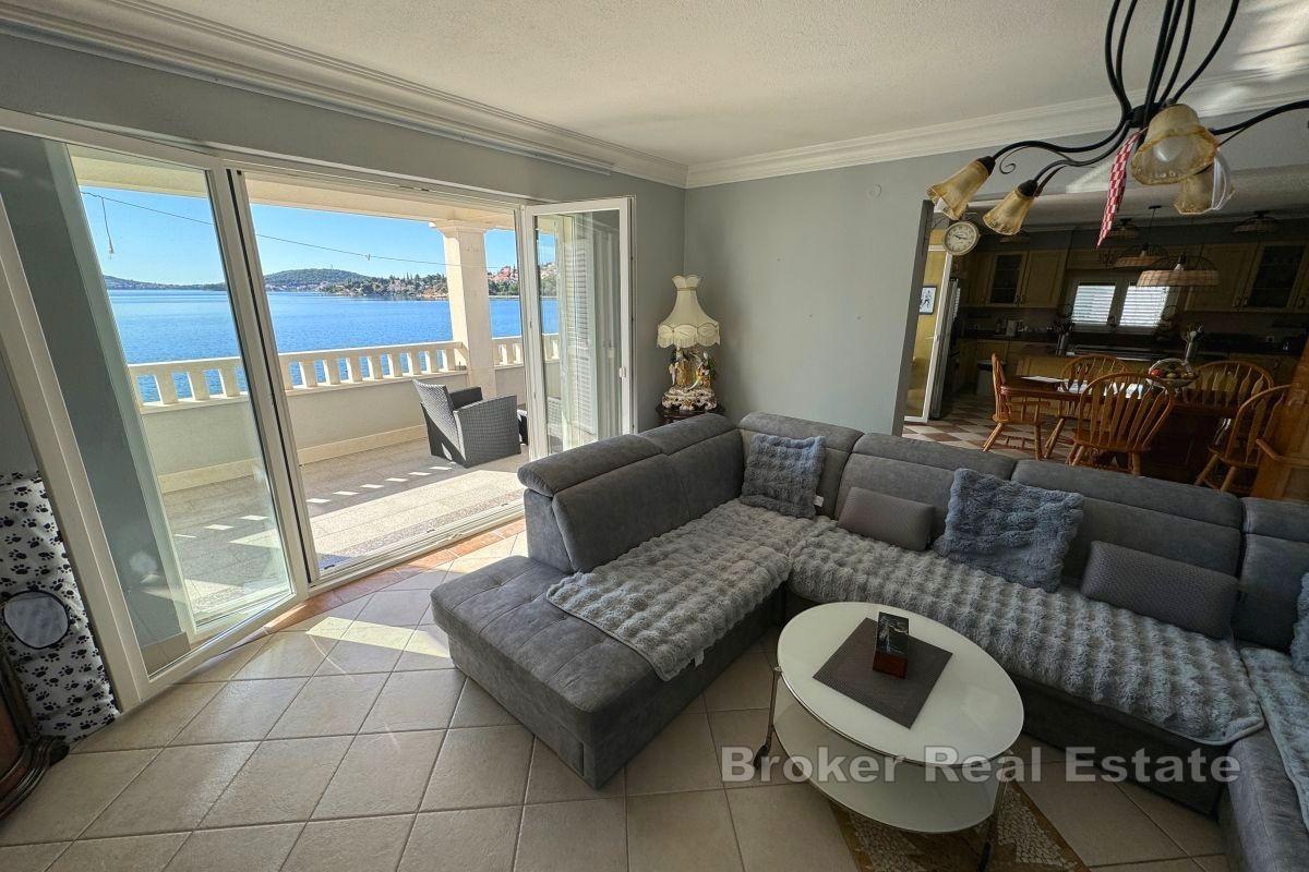 Vakker villa første rad til sjøen