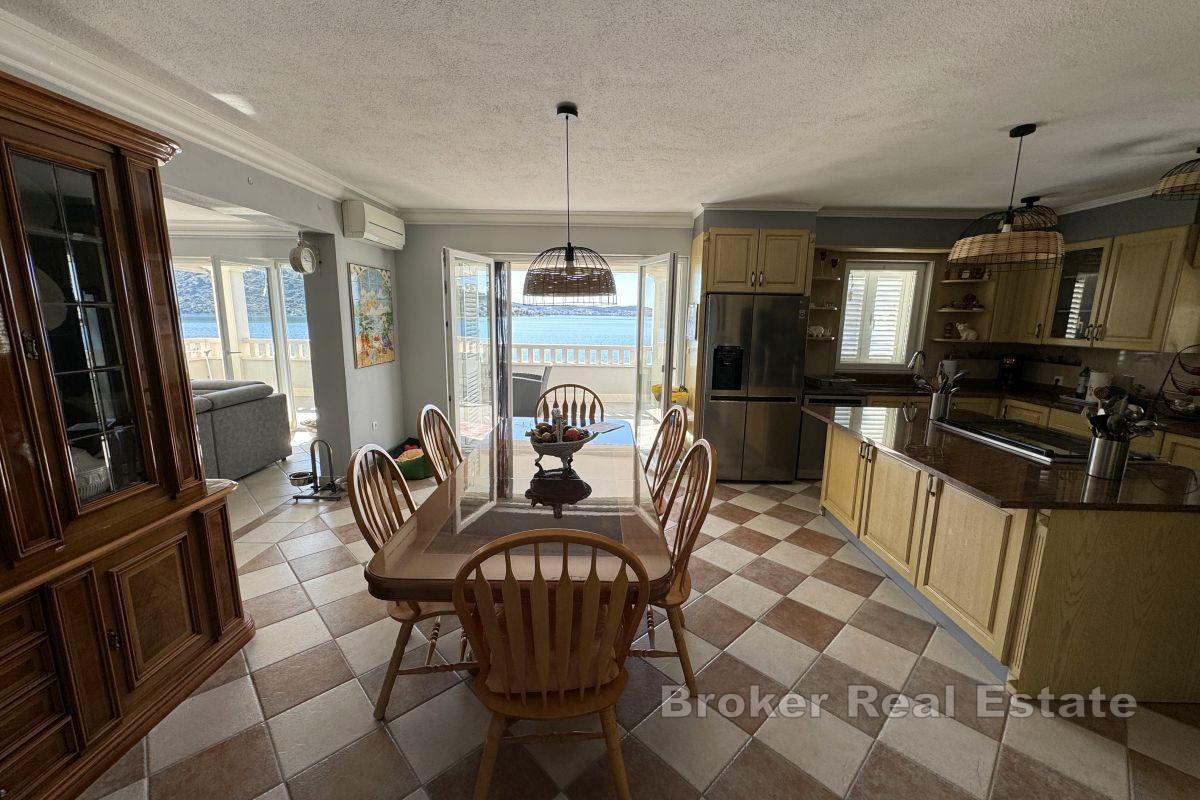 Красивая вилла в первом ряду от моря