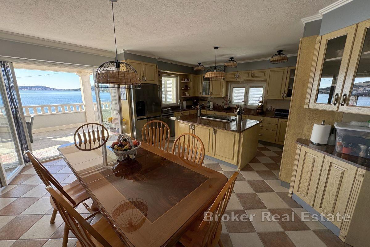 Vakker villa første rad til sjøen