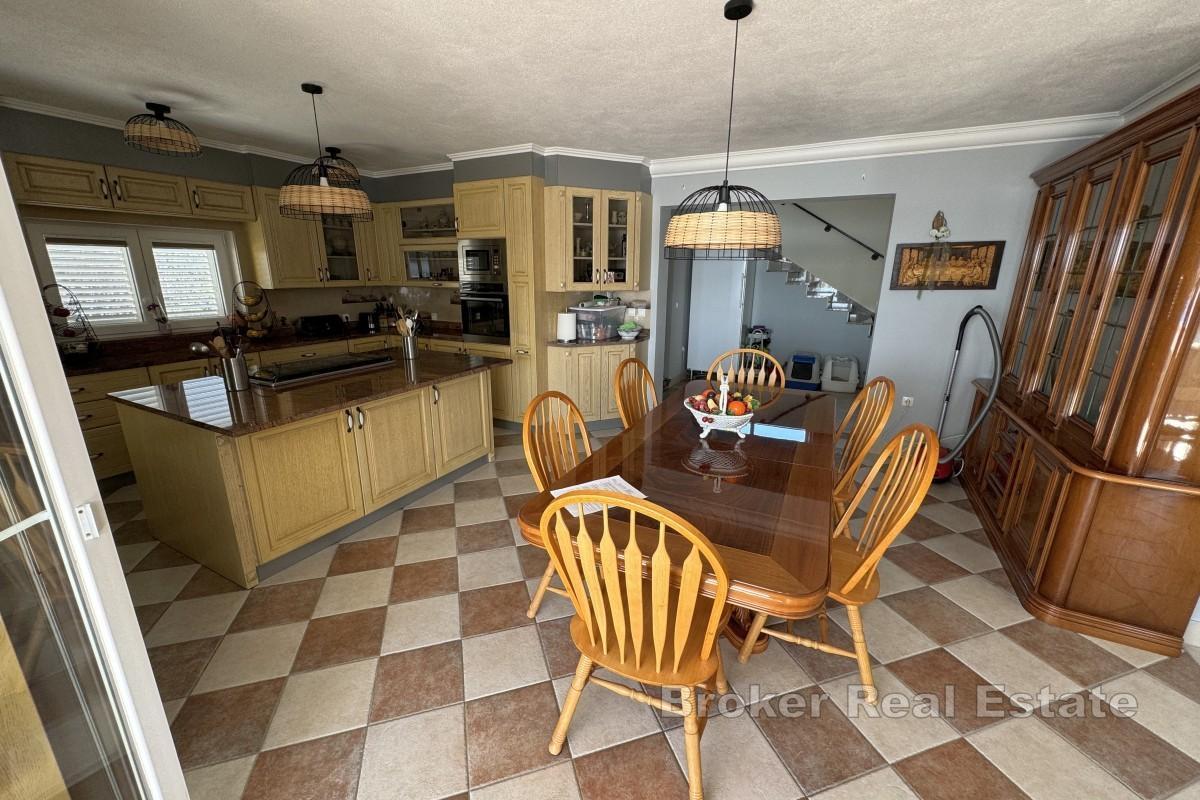 Красивая вилла в первом ряду от моря