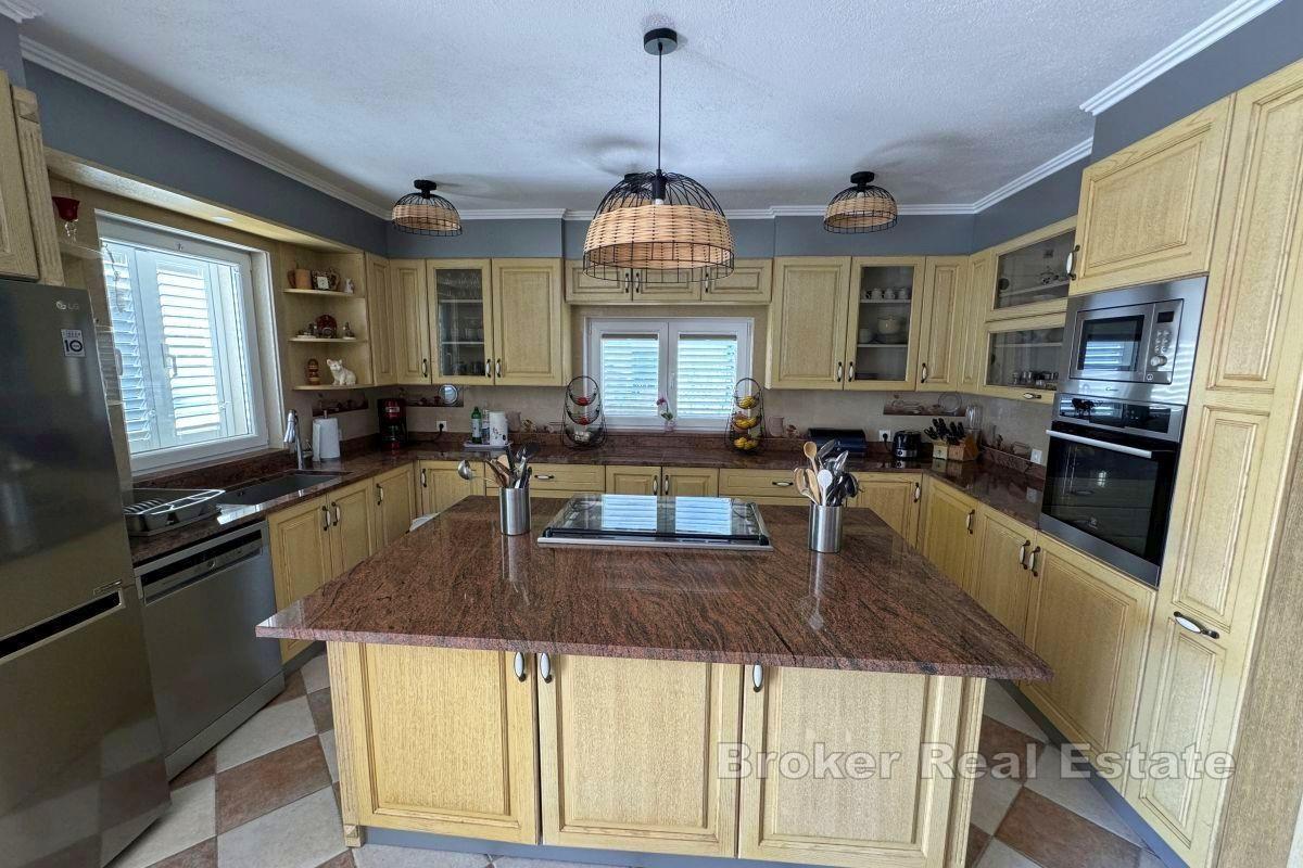 Krásná vila v první řadě k moři