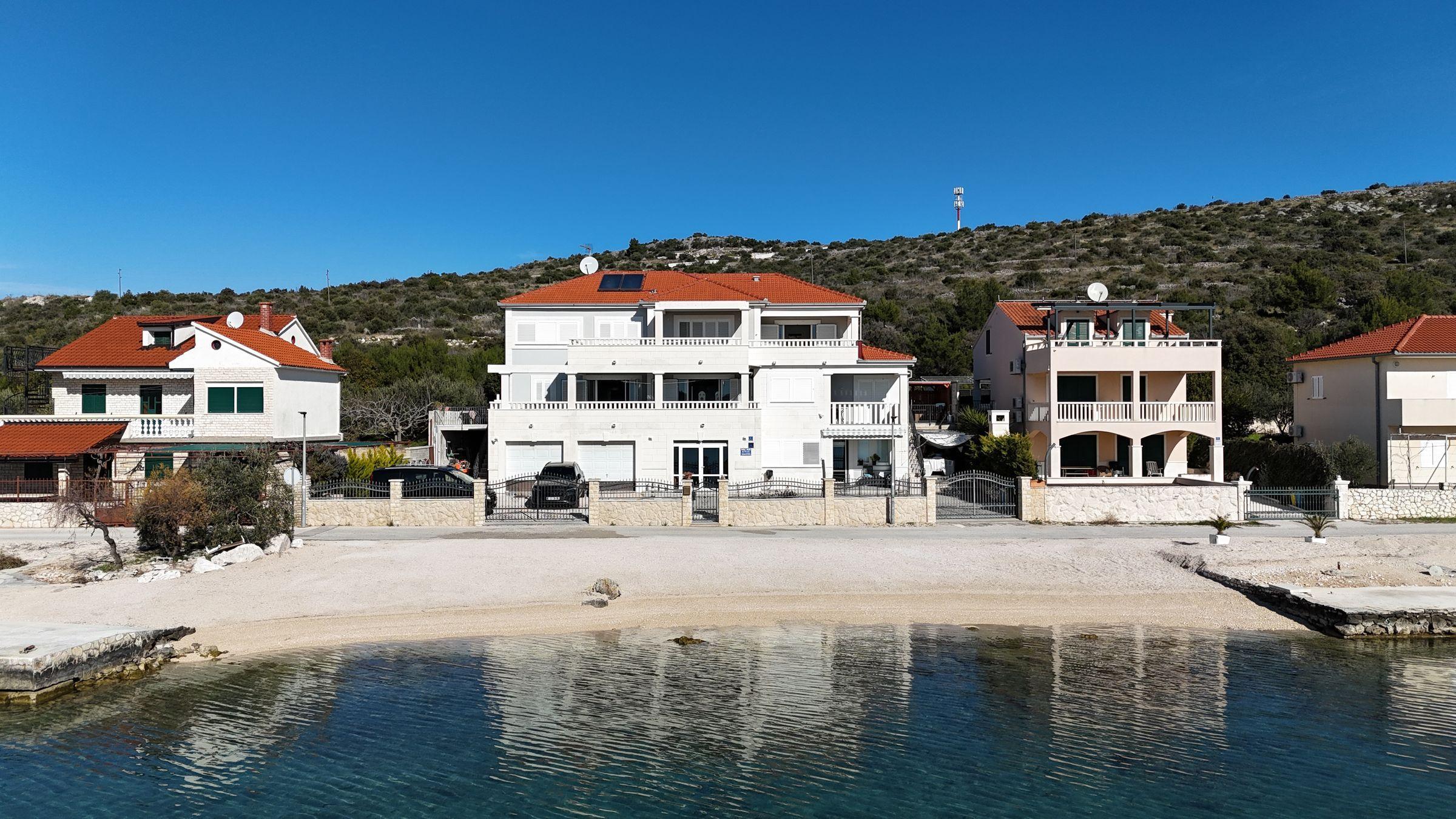 01-2022-384-rogoznica-beautiful-villa-first-row-to-the-sea