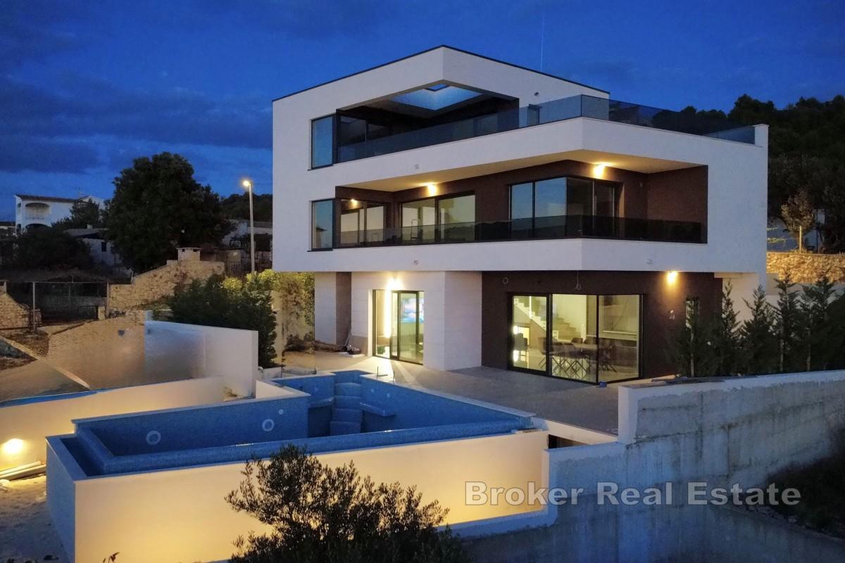 Villa moderna con vista mare