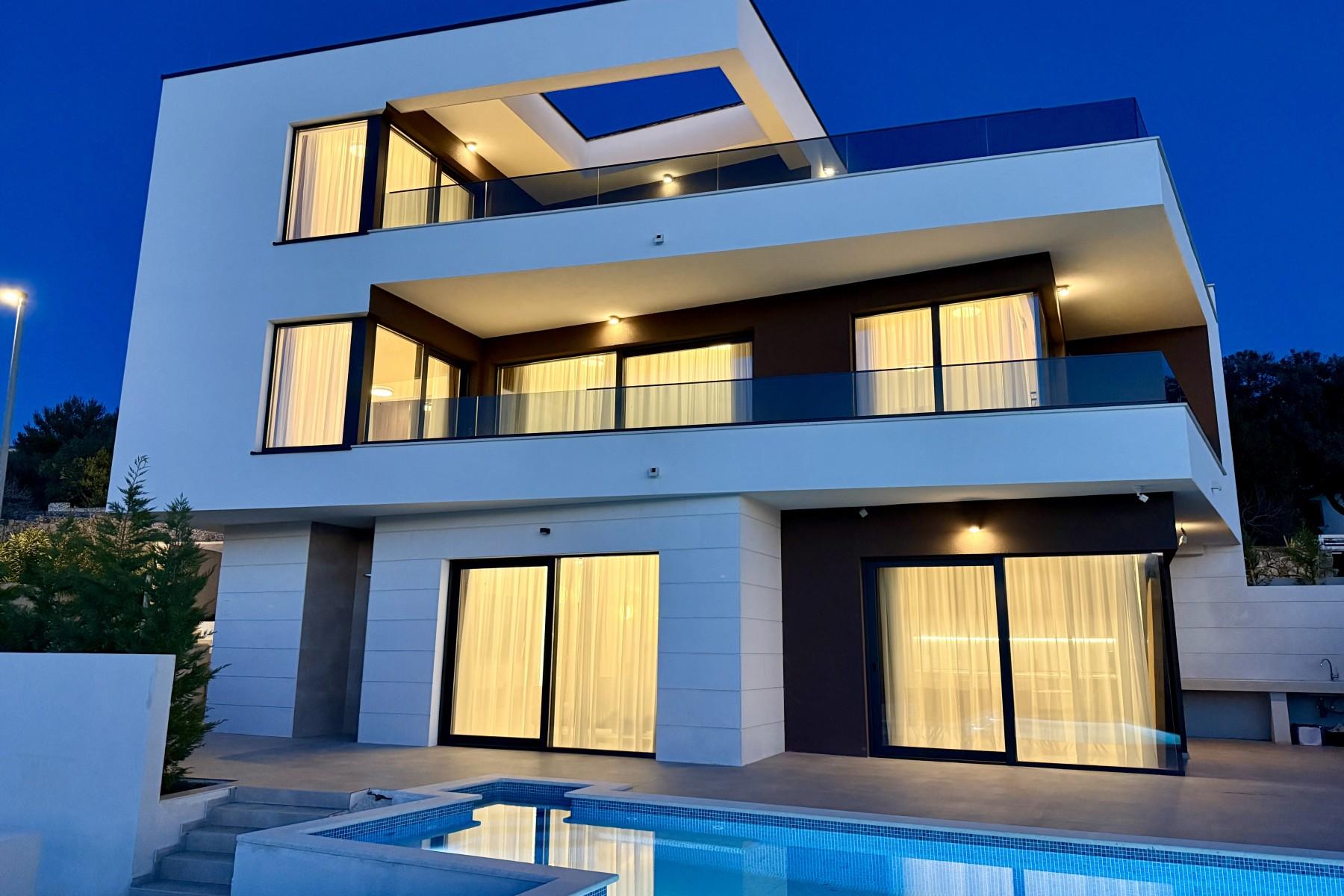 Moderne villa med havutsikt