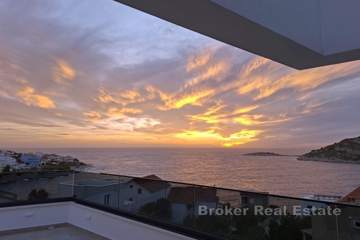 Villa moderna con vista mare