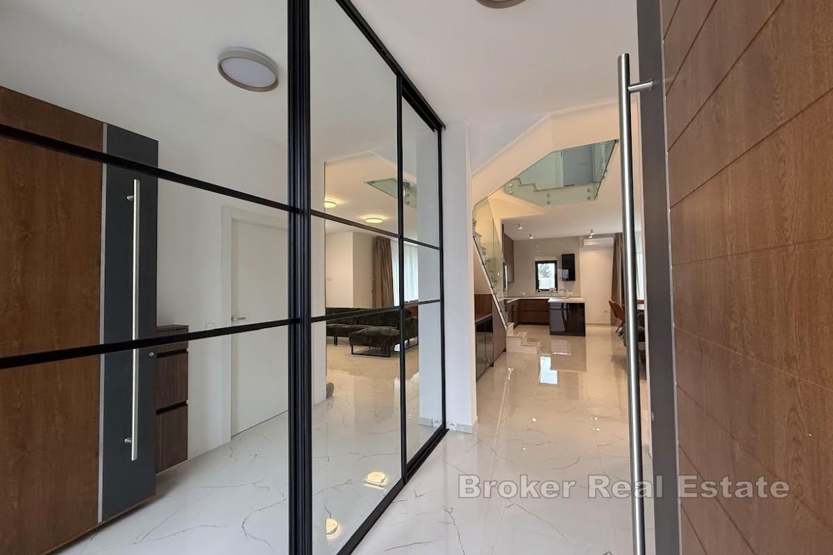 Villa moderna con vista mare