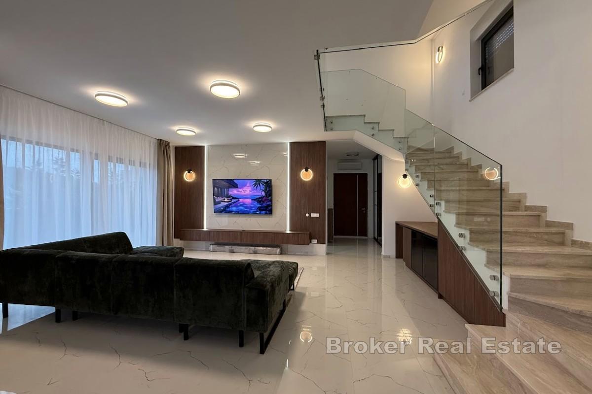 Villa moderna con vista mare