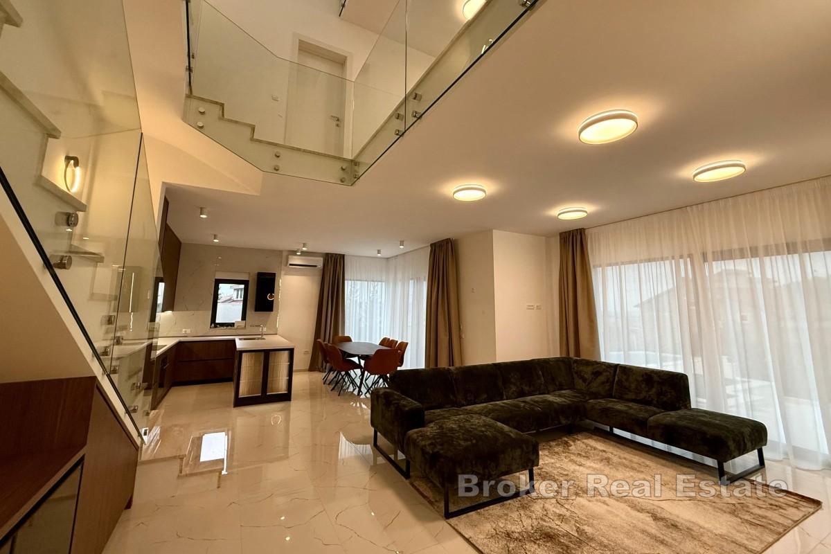 Villa moderna con vista mare