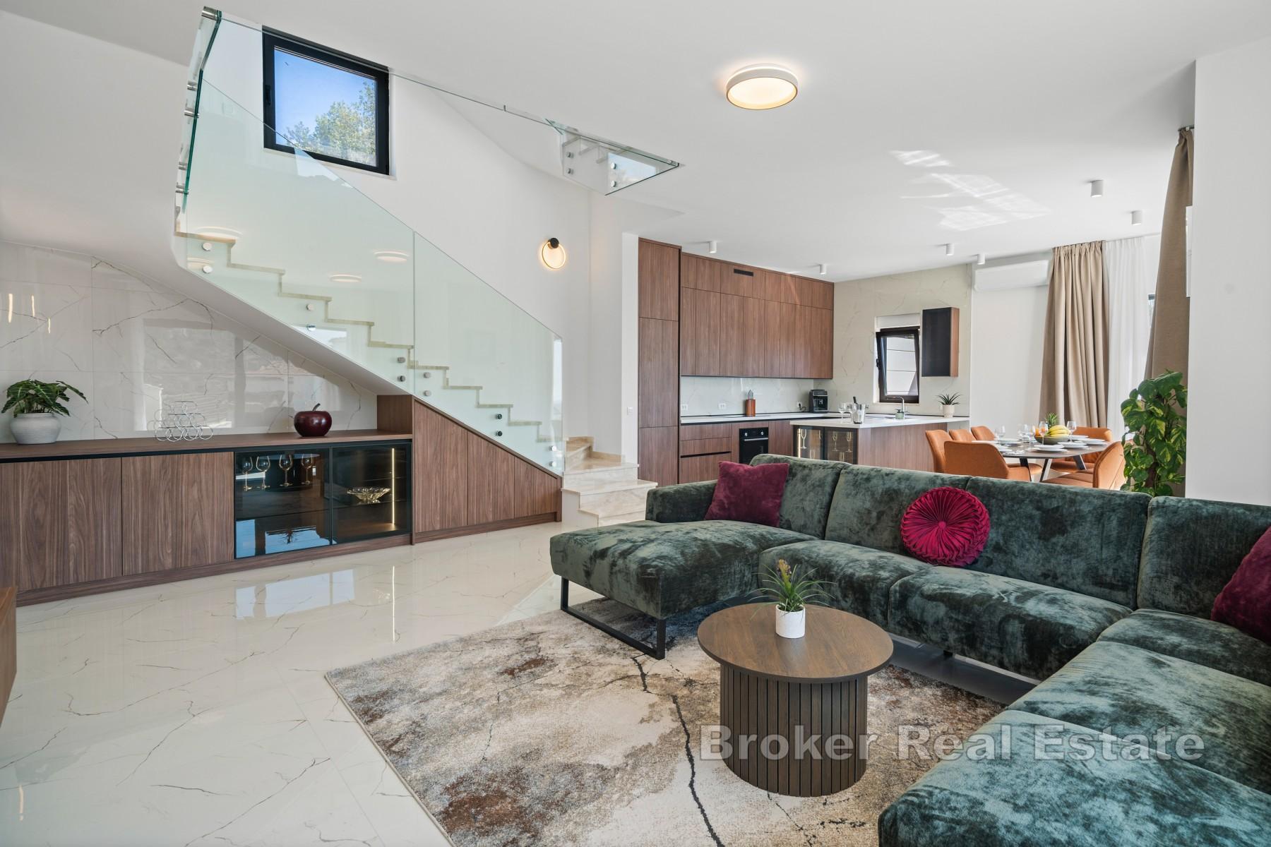 Moderne villa med havutsikt