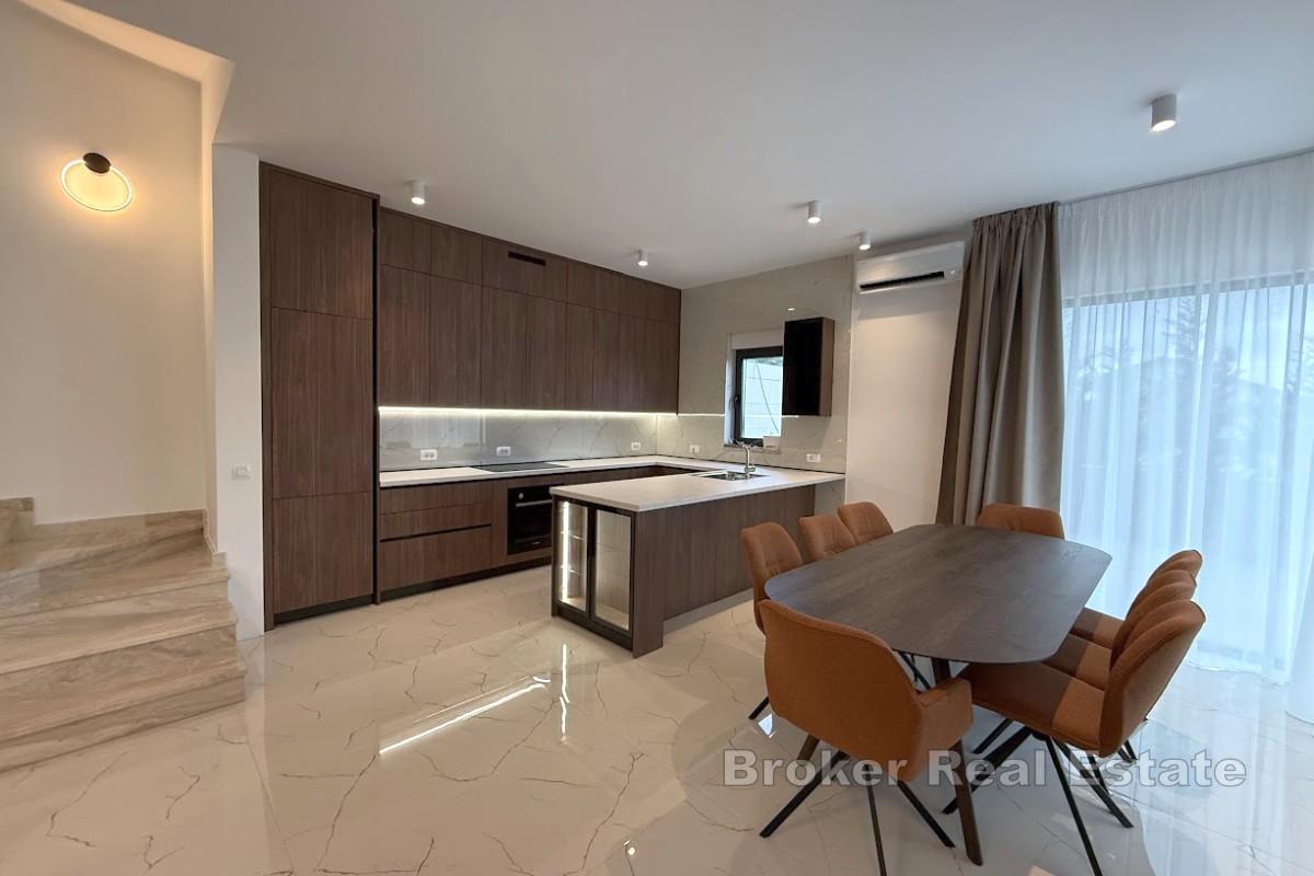 Villa moderna con vista mare