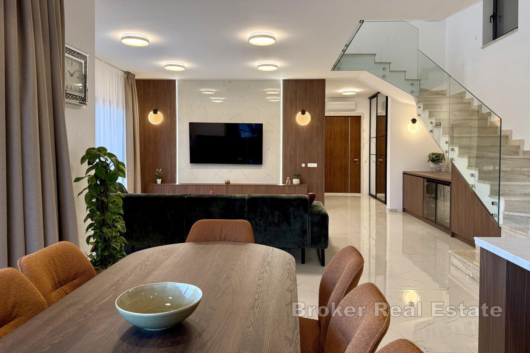 Moderne villa med havutsikt