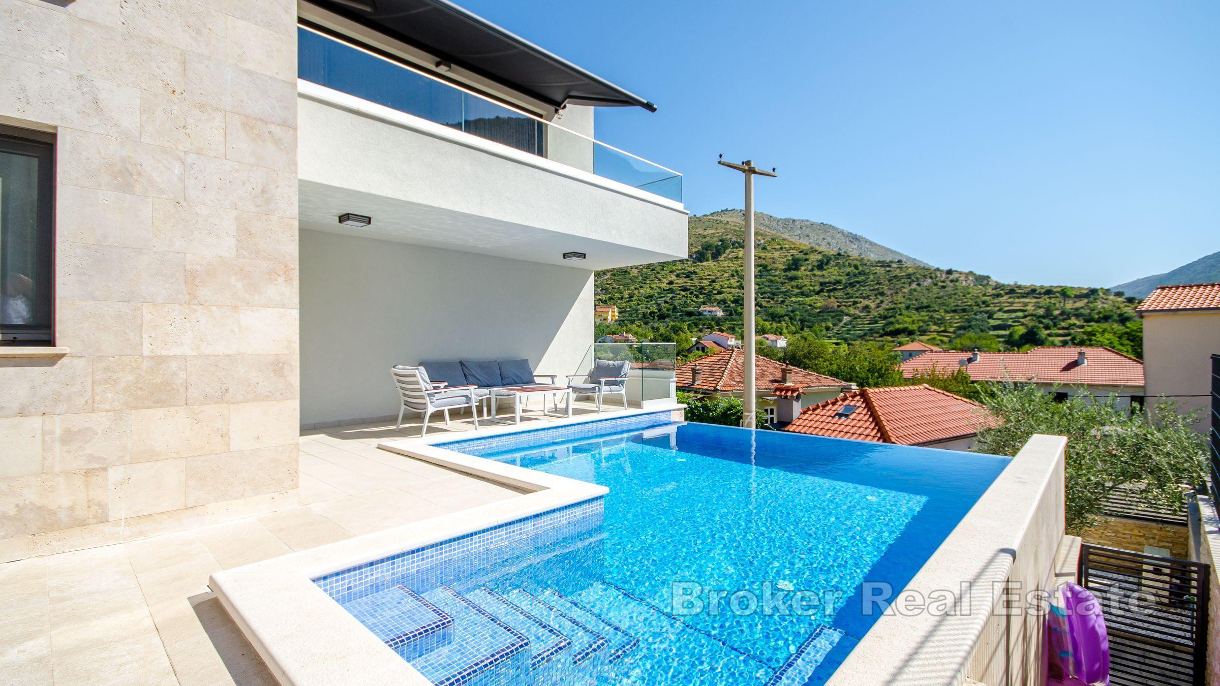 Nybyggd villa med pool