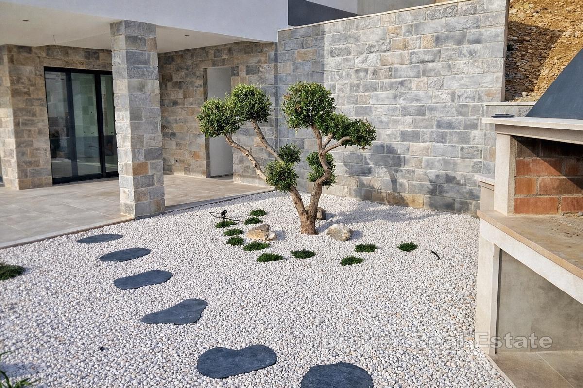 Modern nybyggd villa med havsutsikt