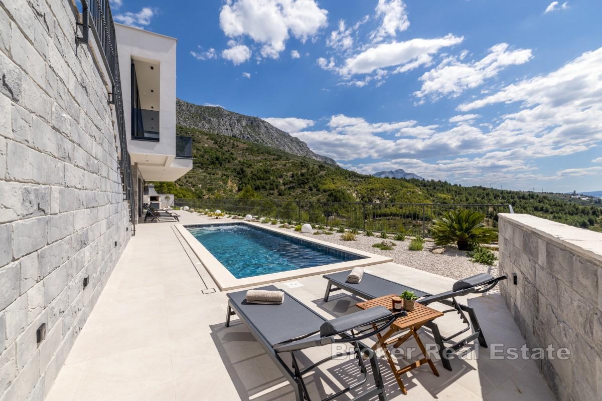 Modern nybyggd villa med havsutsikt