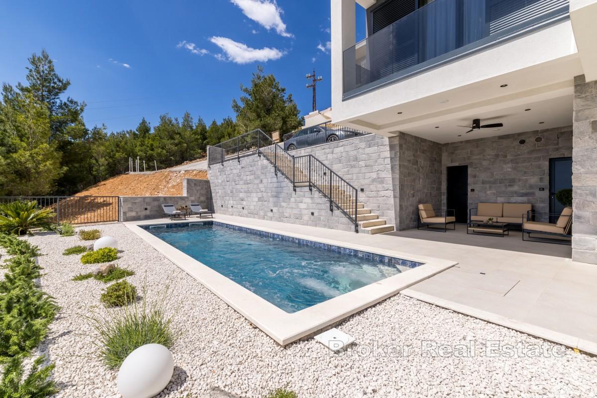 Modern nybyggd villa med havsutsikt