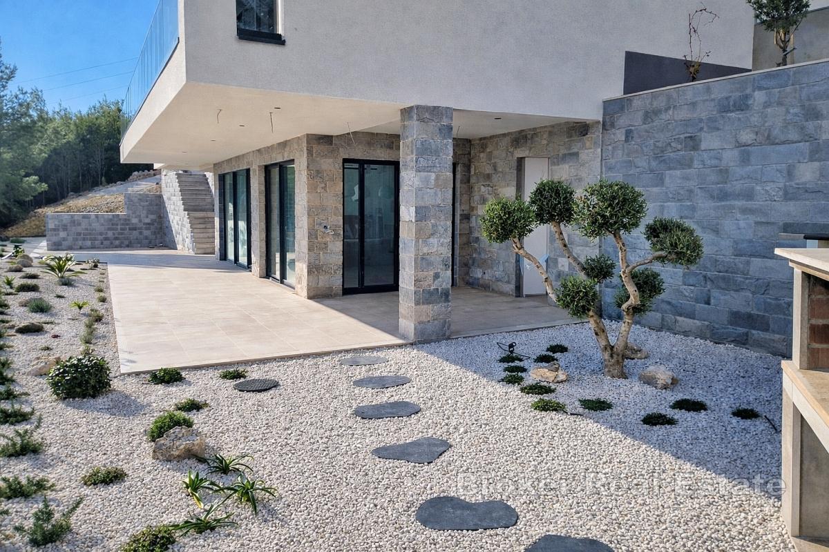 Modern nybyggd villa med havsutsikt