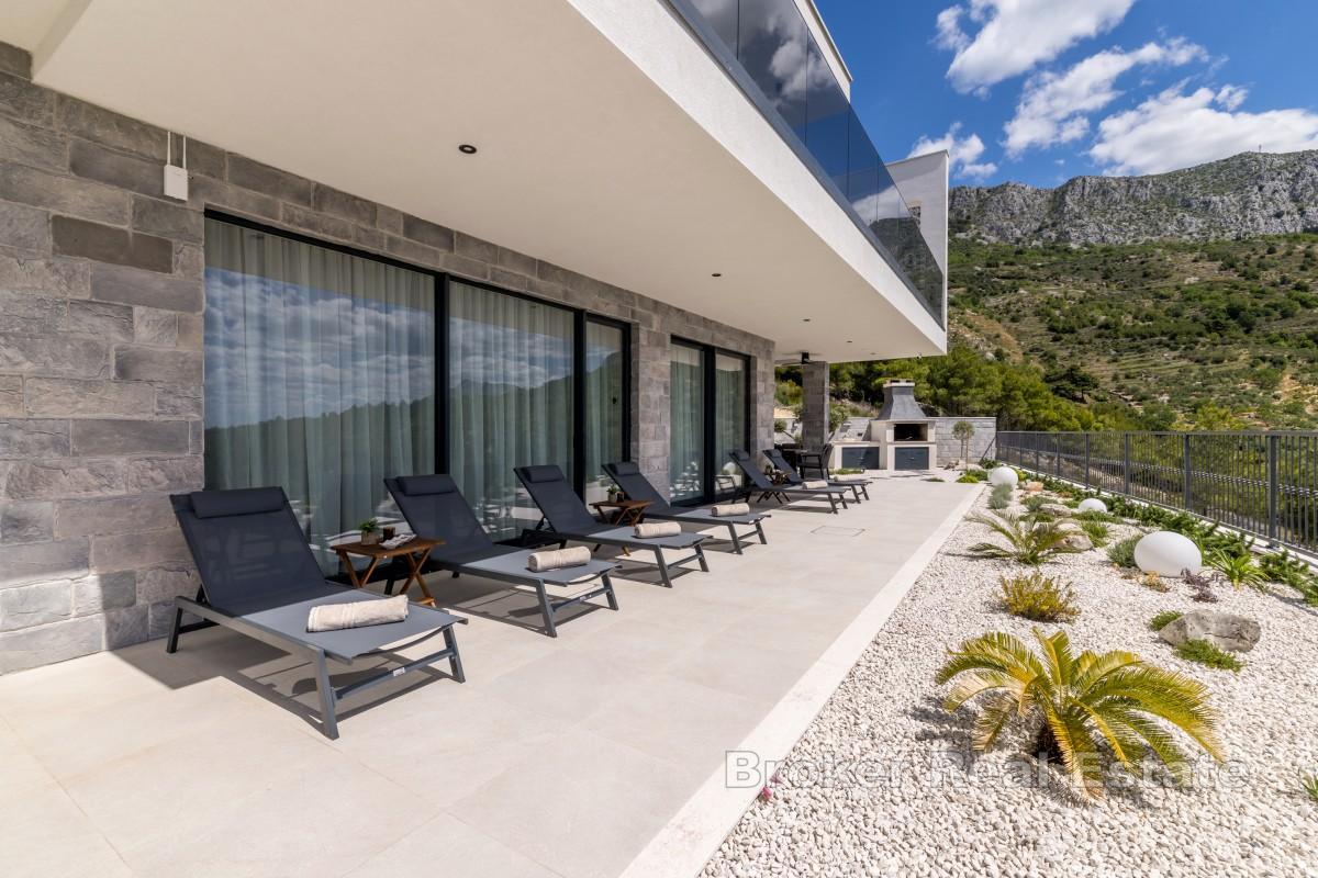 Modern nybyggd villa med havsutsikt