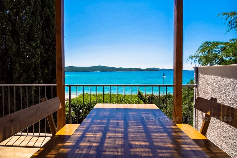 Casa con appartamenti, prima fila al mare