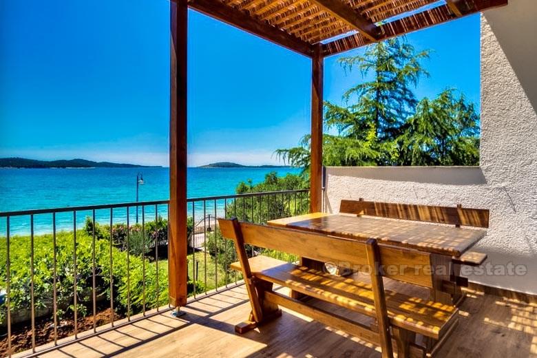 Kuća sa apartmanima, prvi red do mora