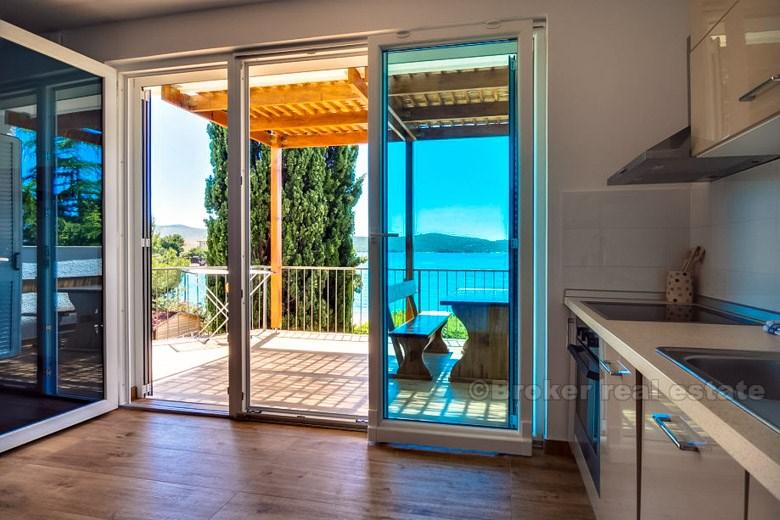 Maison avec appartements, première rangée de la mer