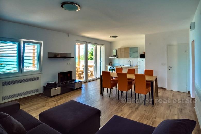 Dom z apartamentami, pierwszym rzędzie do morza