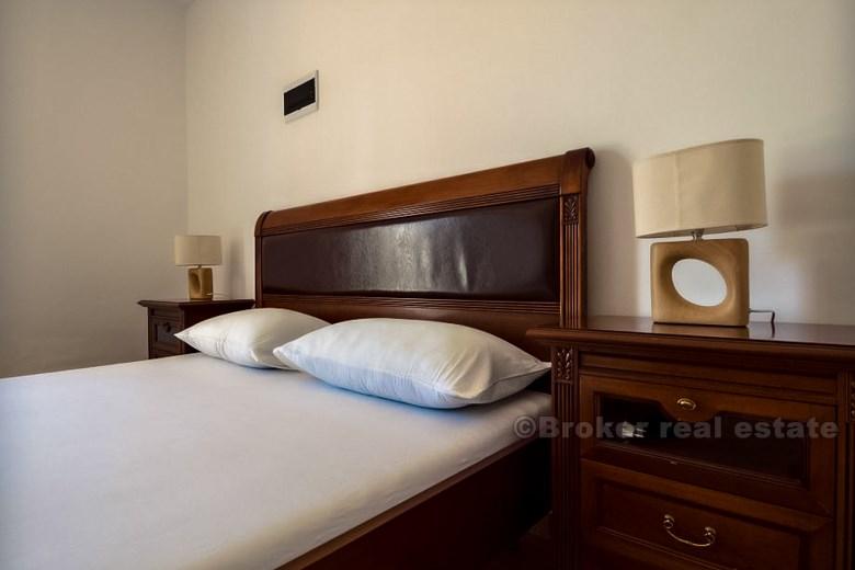 Maison avec appartements, première rangée de la mer