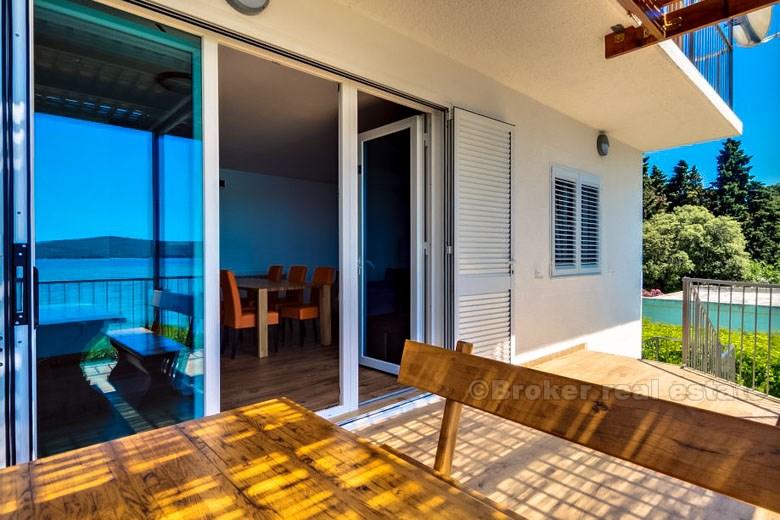 Casa con appartamenti, prima fila al mare