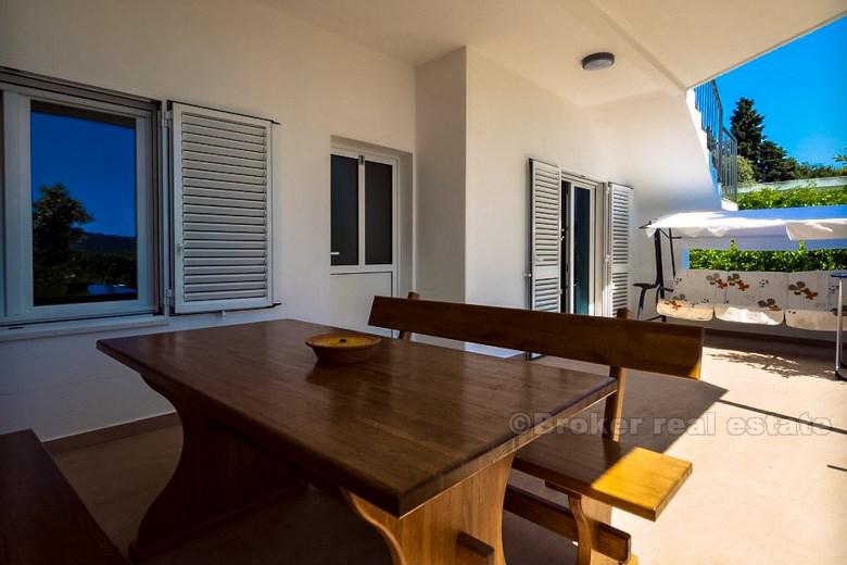 Casa con appartamenti, prima fila al mare