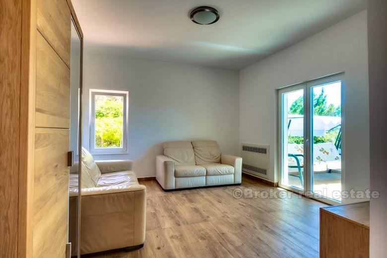 Kuća sa apartmanima, prvi red do mora