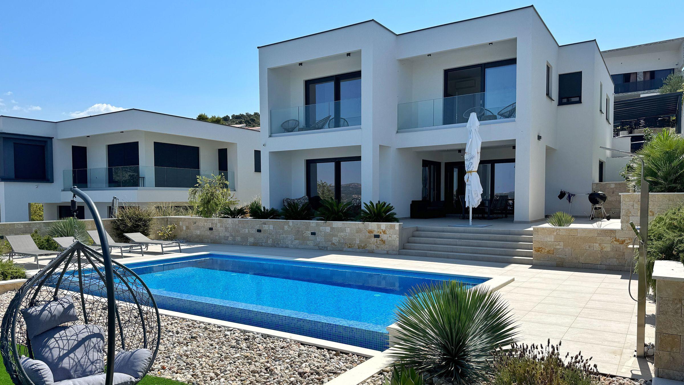 Neu gebaute Villa mit offenem Meerblick