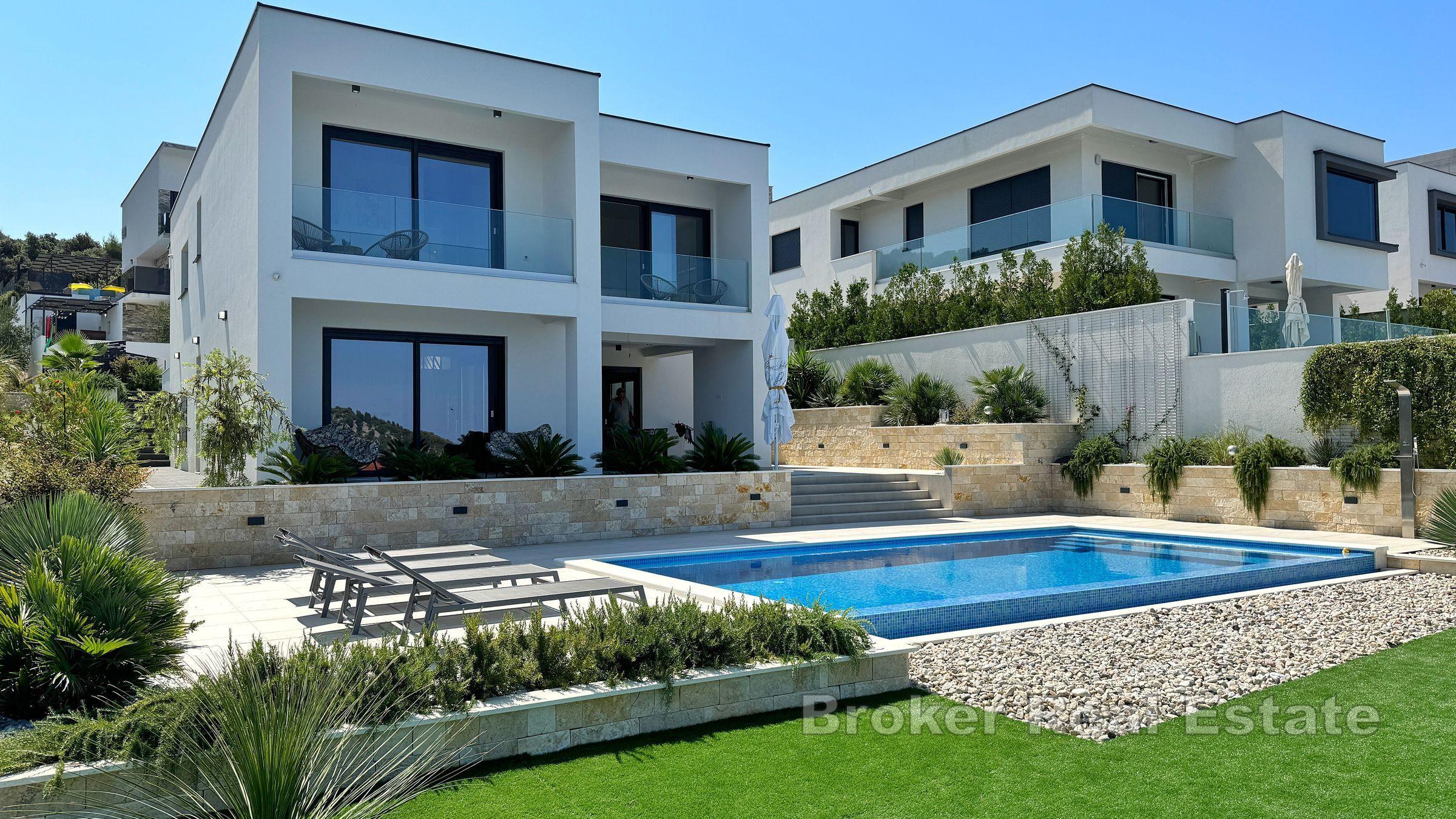 Neu gebaute Villa mit offenem Meerblick