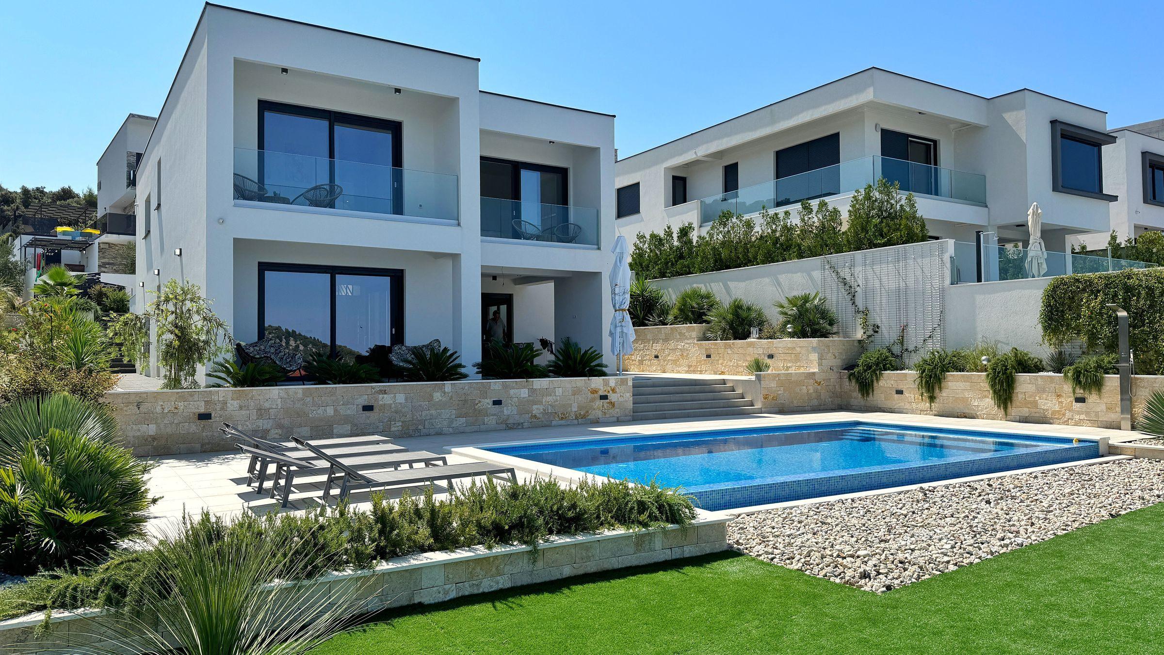 Neu gebaute Villa mit offenem Meerblick