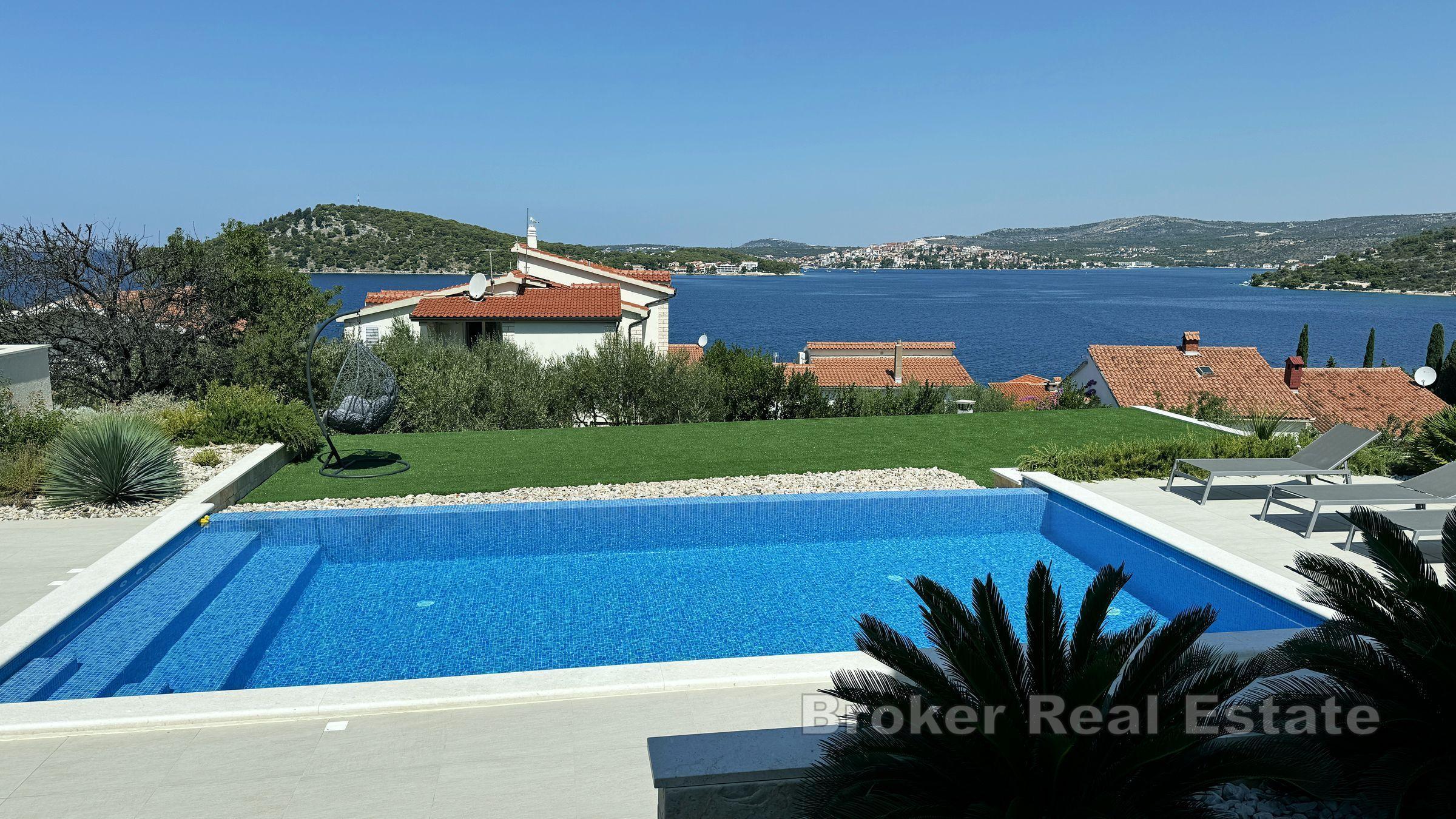 Neu gebaute Villa mit offenem Meerblick