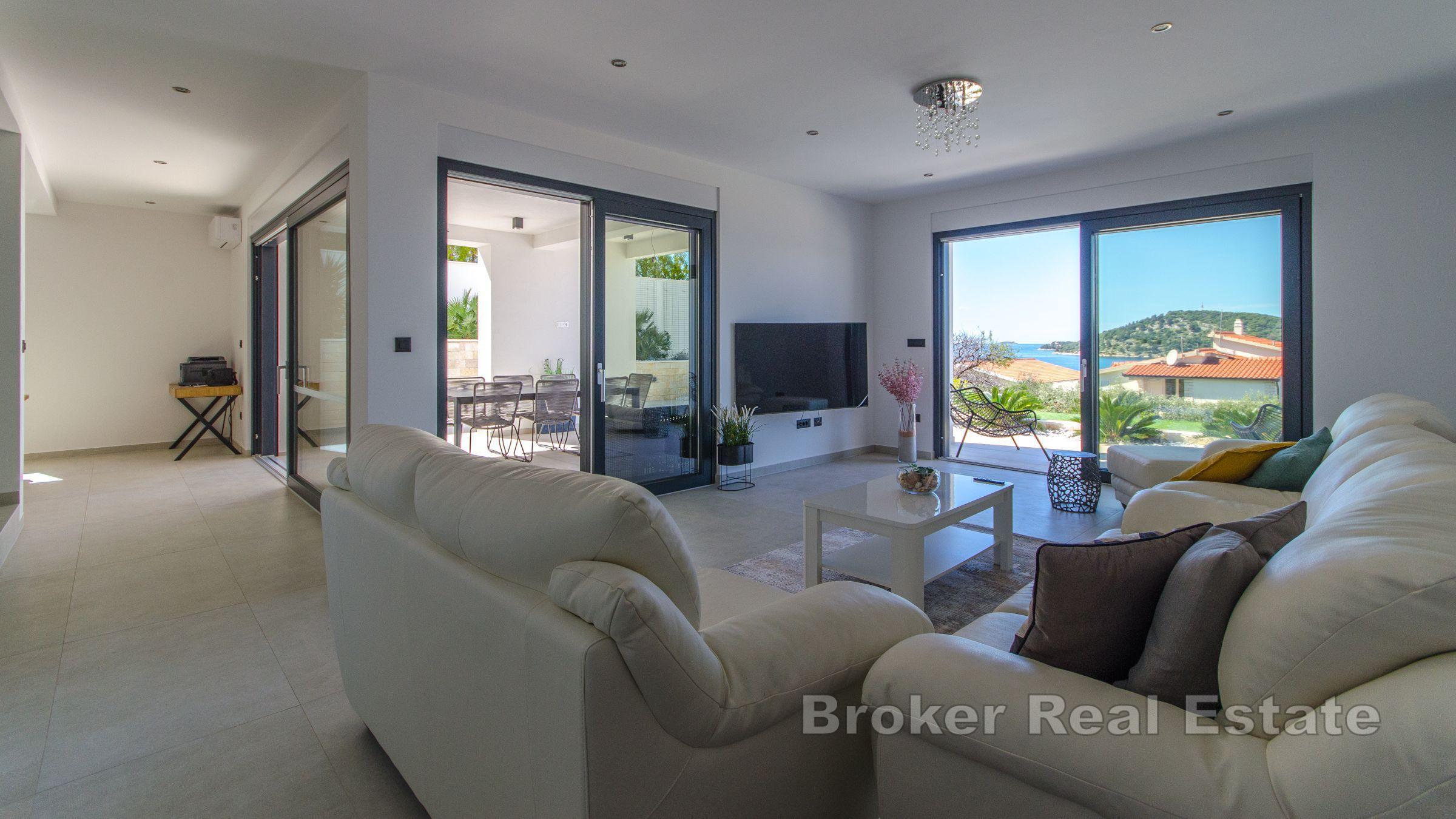 Neu gebaute Villa mit offenem Meerblick