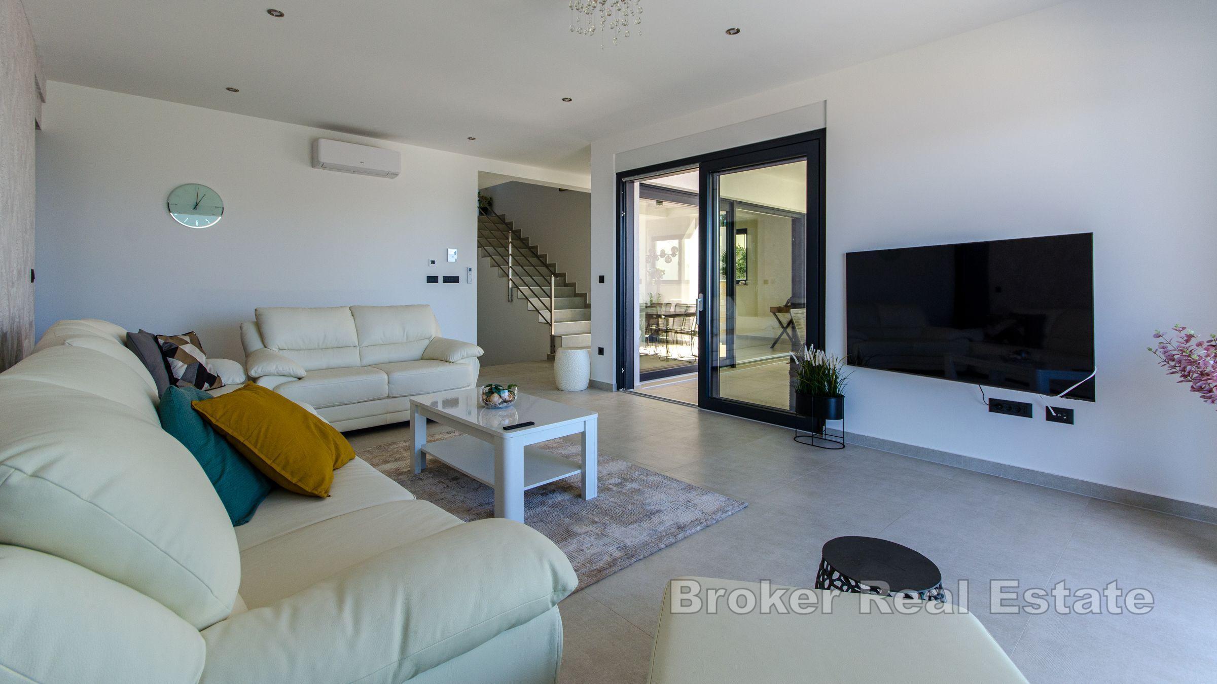 Neu gebaute Villa mit offenem Meerblick