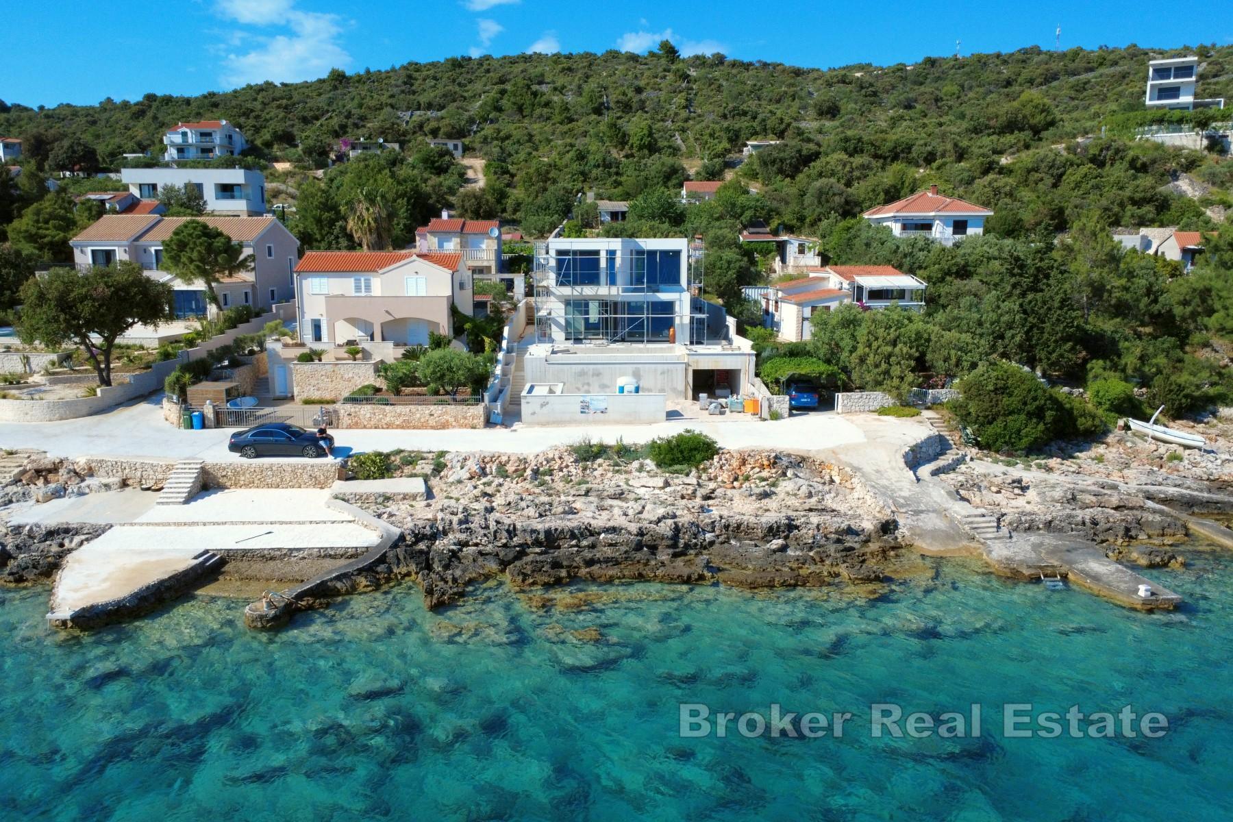 Jolie villa, première rangée de la mer