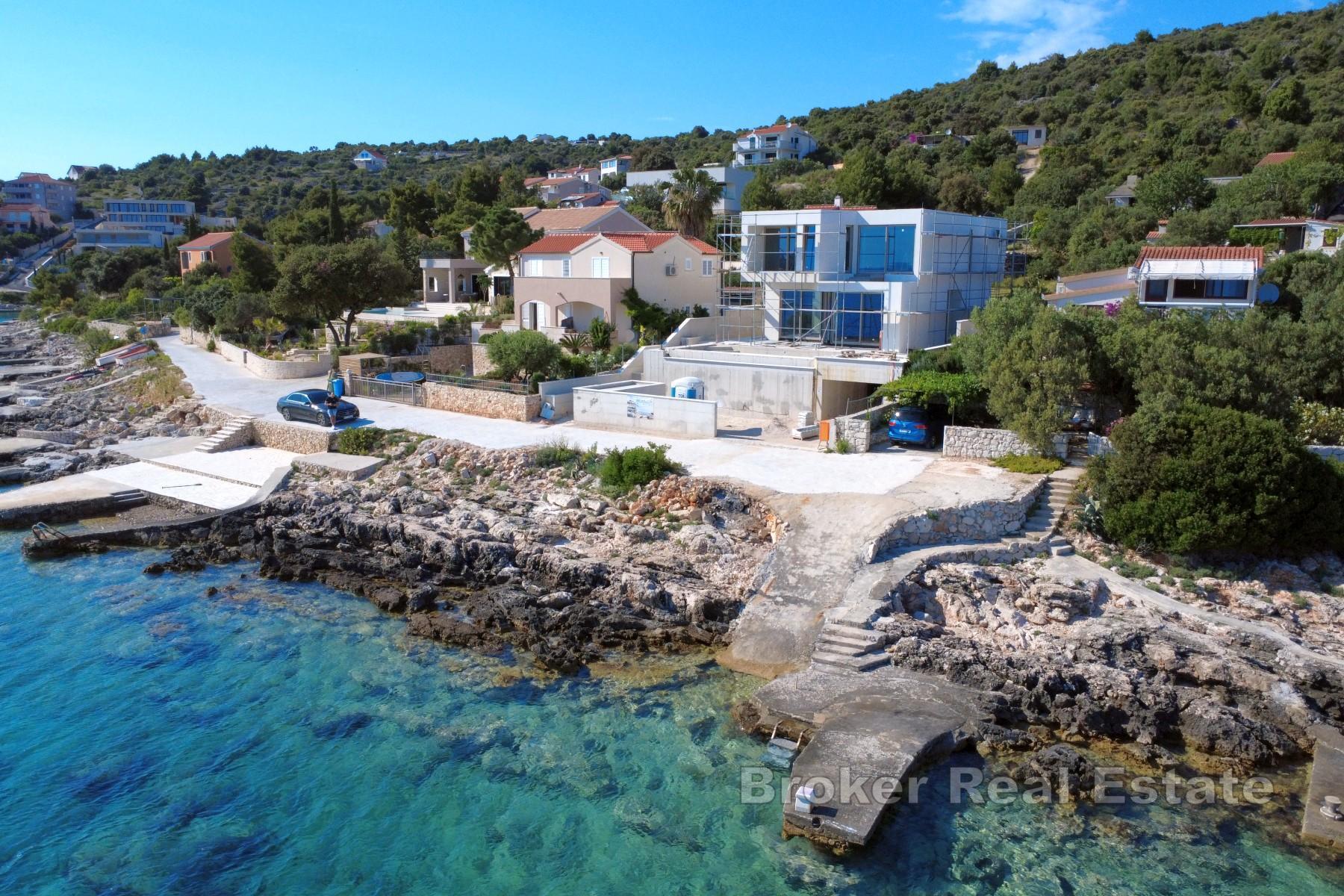 Jolie villa, première rangée de la mer