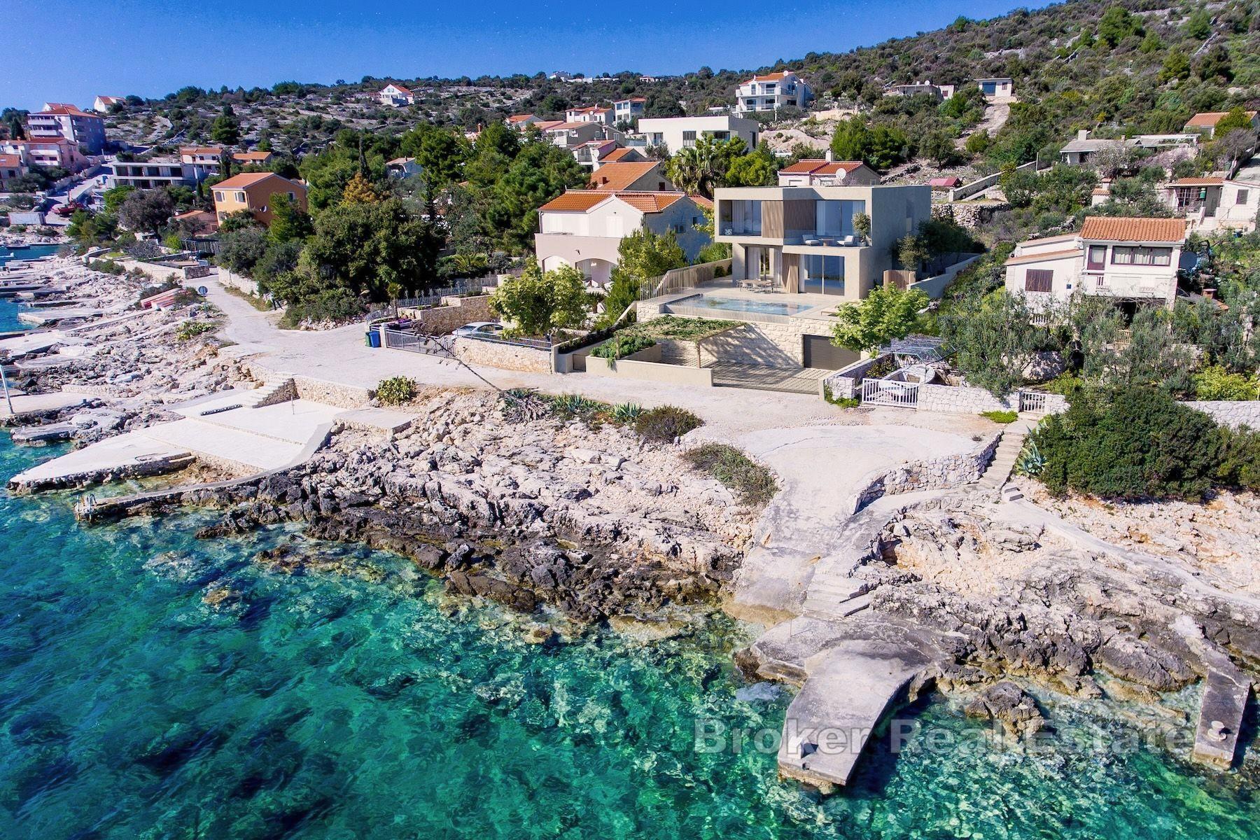 Jolie villa, première rangée de la mer