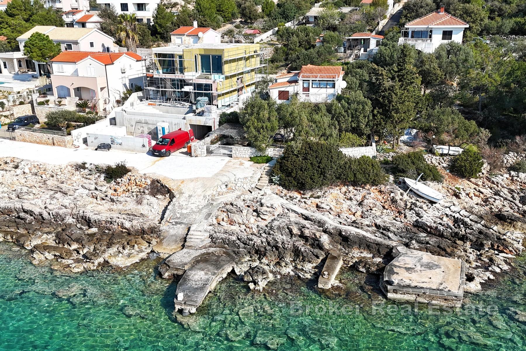 Jolie villa, première rangée de la mer