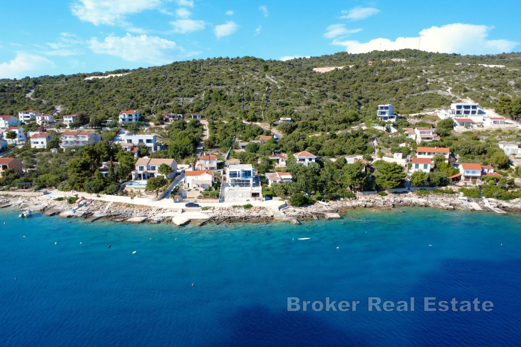 Jolie villa, première rangée de la mer