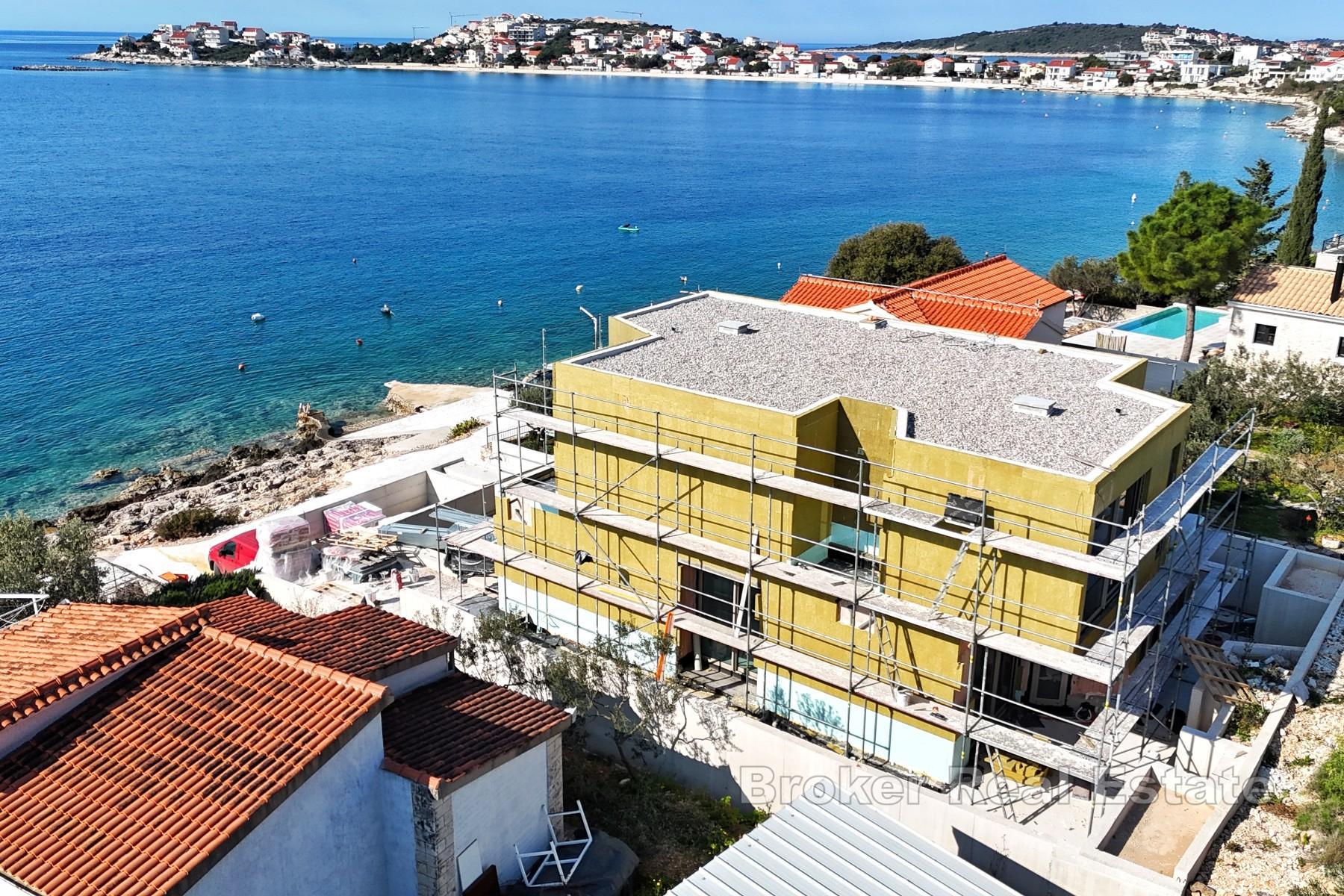 Jolie villa, première rangée de la mer