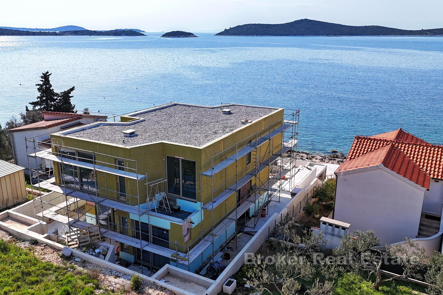 Jolie villa, première rangée de la mer