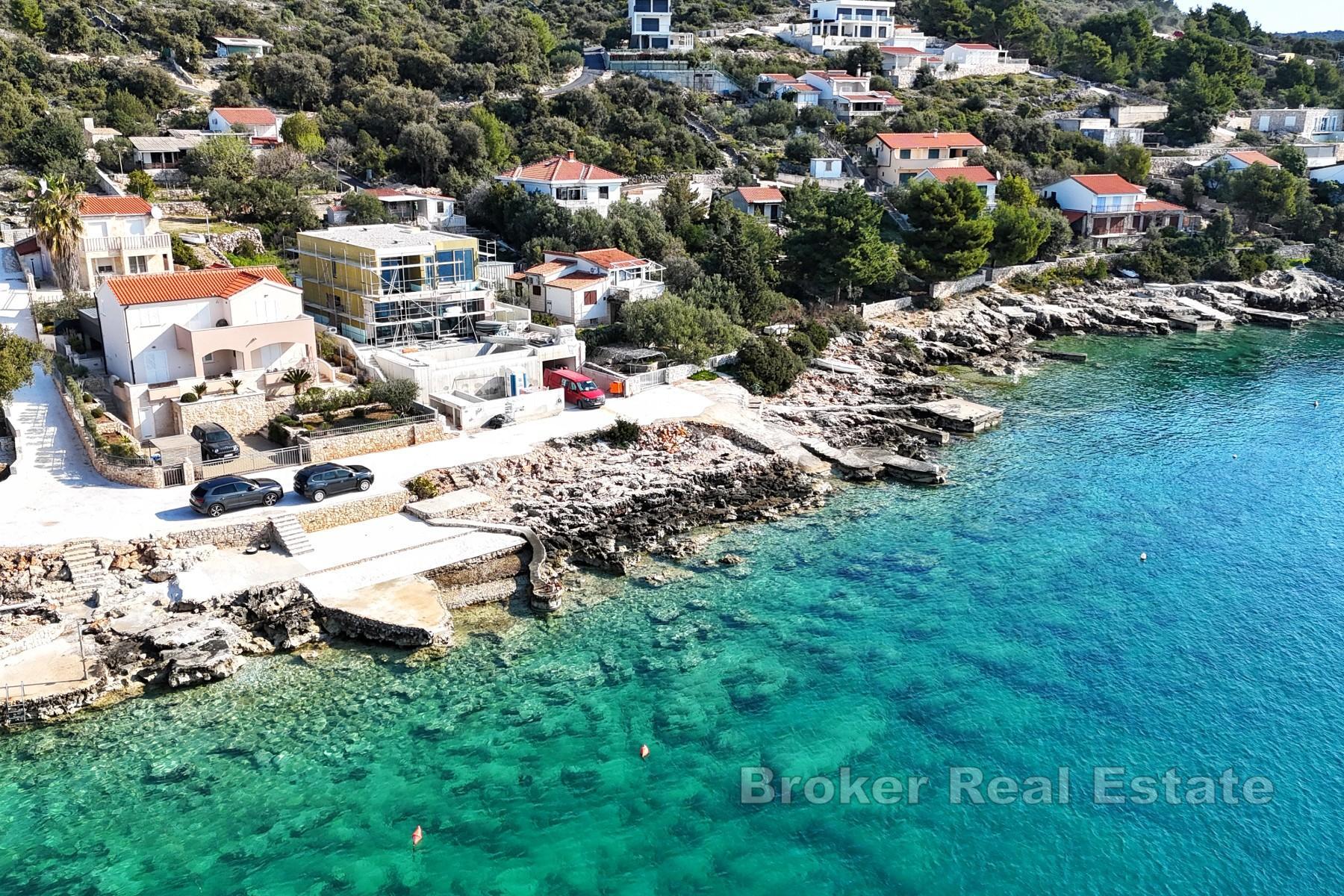 Jolie villa, première rangée de la mer