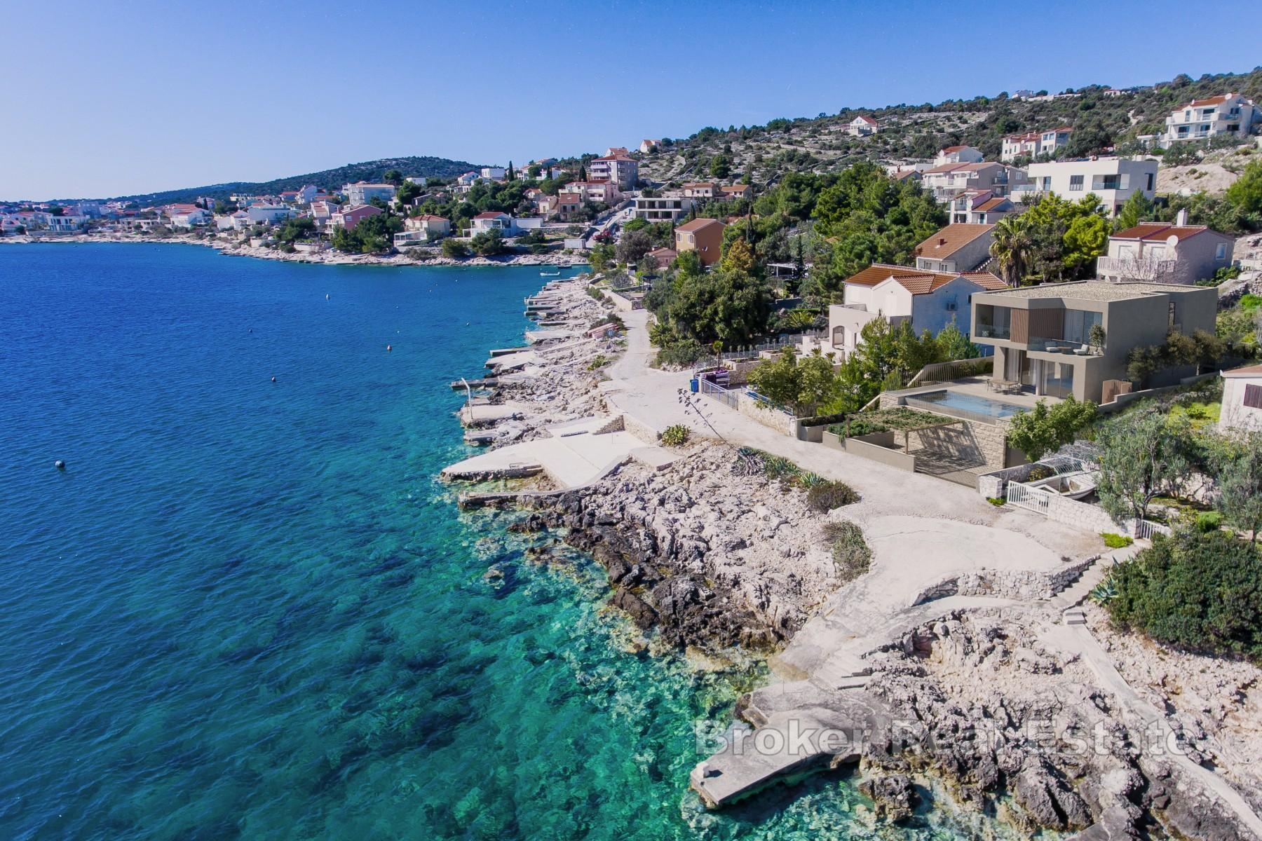 Jolie villa, première rangée de la mer