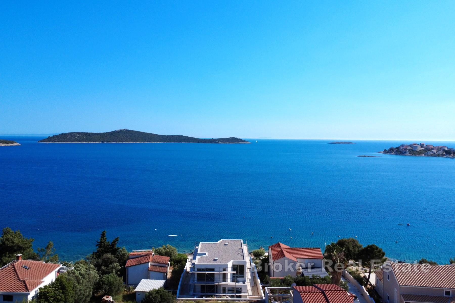 Jolie villa, première rangée de la mer