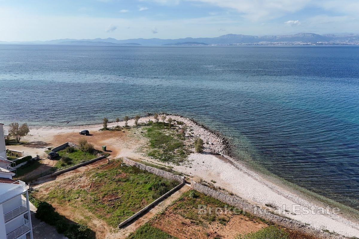 Building land in the first row to the sea