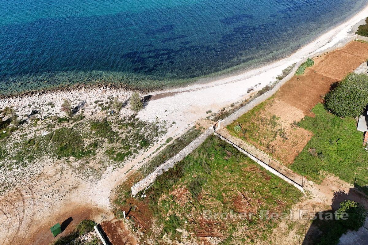Byggnadsmark i första raden till havet