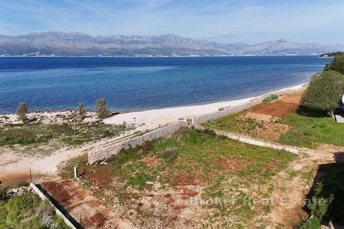 Building land in the first row to the sea