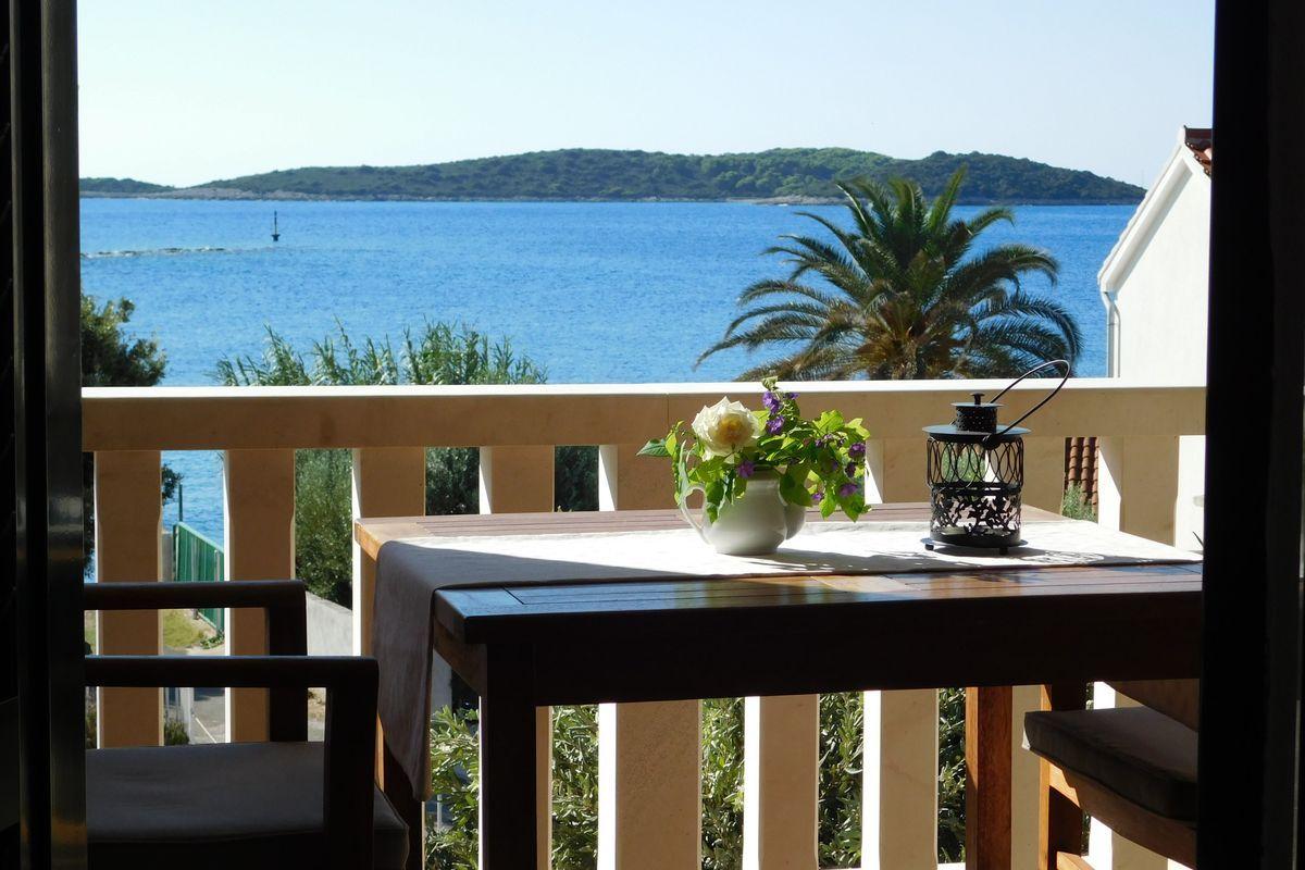 01-2022-403-island-vis-apartment-house-near-the-beach-for-sale