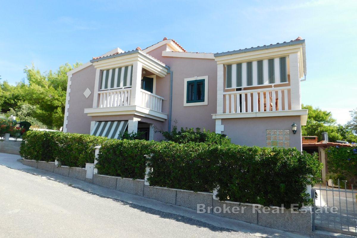 Samostojeća apartmanska kuća blizu plaže